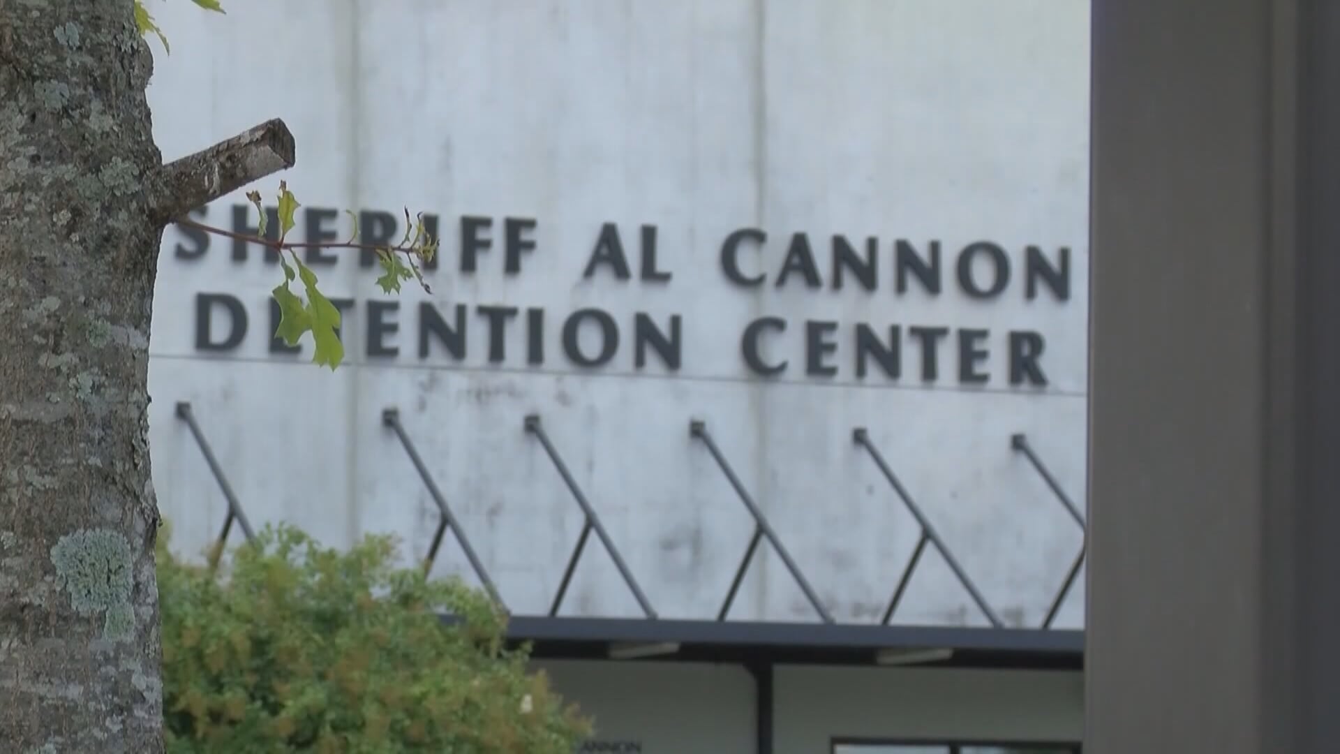 Former Charleston Co. deputy accused of having improper relationship with inmate