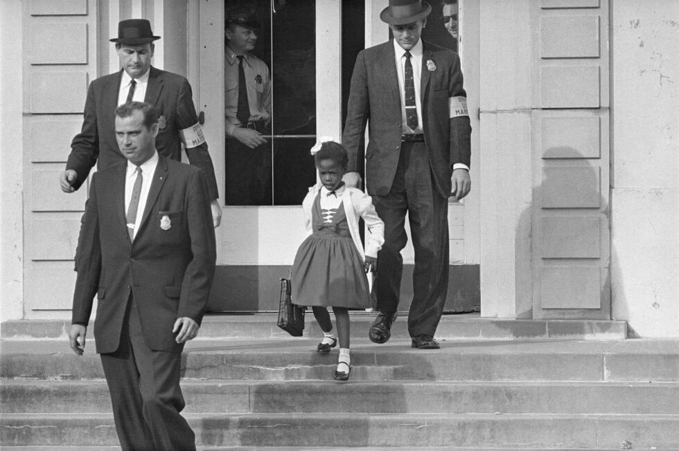 Wakil Marsekal AS mengawal Ruby Bridges yang berusia 6 tahun dari Sekolah Dasar William Frantz di...