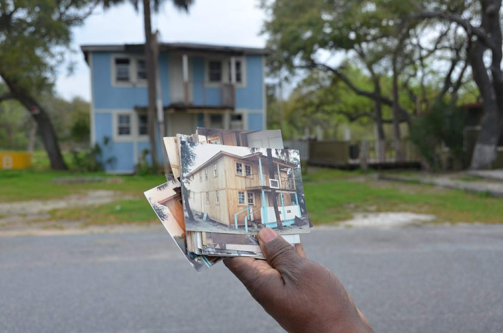 Ο Cubby Wilder κρατά μια αρχειακή φωτογραφία του ξενοδοχείου Pine Tree μπροστά από το σημερινό ξενοδοχείο...