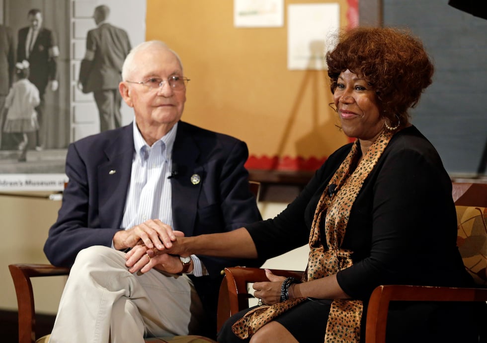 Pada Kamis ini, 5 September 2013, file foto, Ruby Bridges, kanan, yang mengintegrasikan Louisiana...