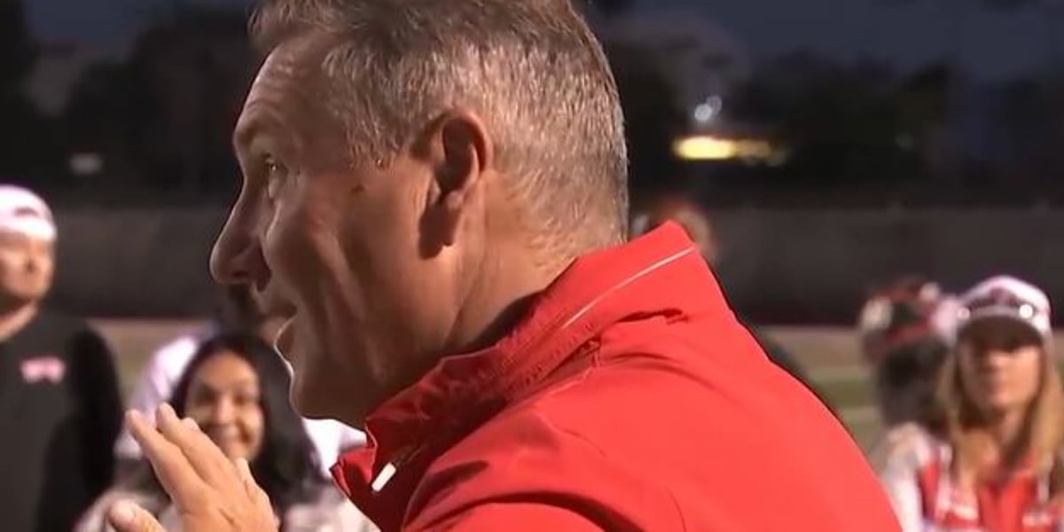 Pertahanan sepakbola UNLV terbang di sekitar pertandingan latihan musim semi